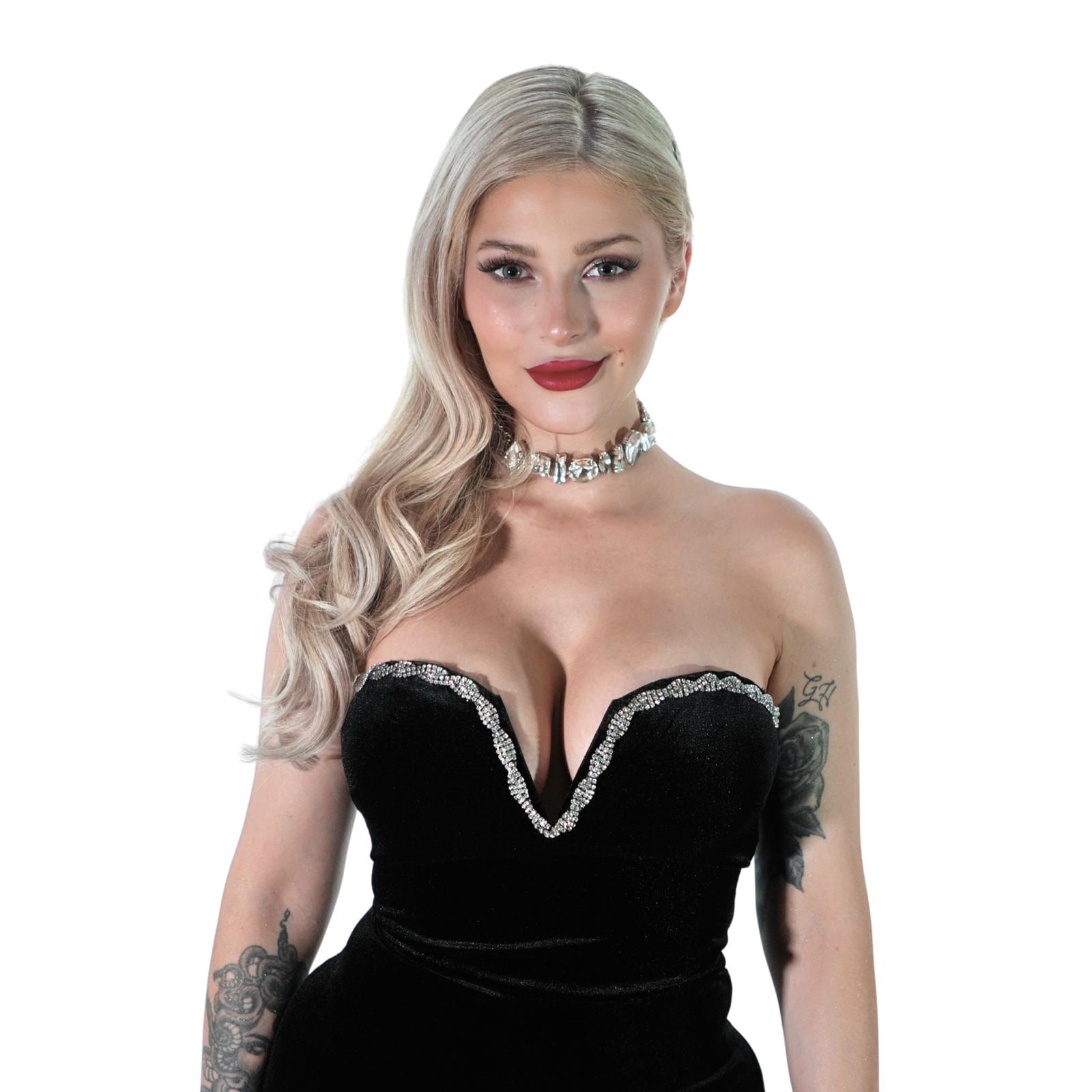 Marie Reim im schwarzen Kleid